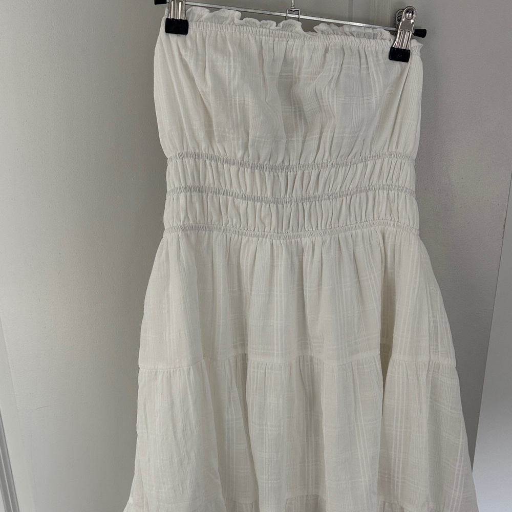 Elegant White Strapless Mini Dress